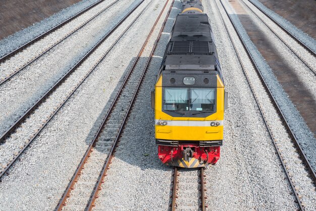 De trein rent op de rails