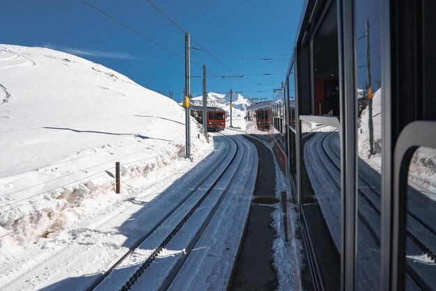 De trein van de gonergratbahn die naar het gornergratstation en het stellariumobservatorium rijdt