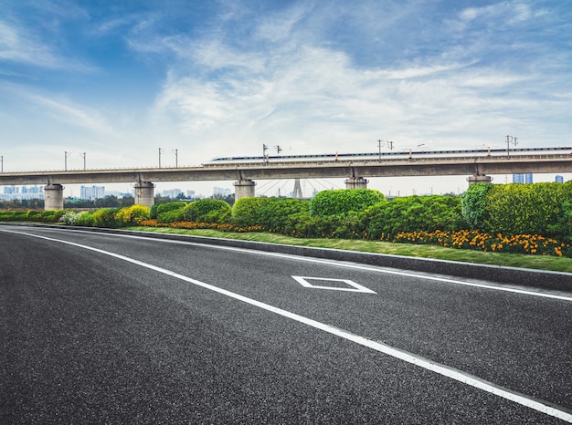 De treinen en wegen op het viaduct