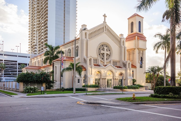 De Trinity Episcopal Cathedral in Miami Florida is de kathedraalkerk van het Episcopale bisdom van Zuidoost-Florida en is geïnspireerd door de architectuur van rooms-katholieke kathedralen.