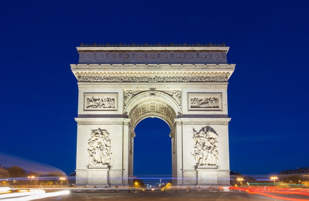 De triomfboog en de Champs Elysees-locatie 's nachts Parijs Frankrijk