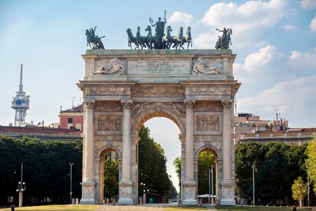 De triomfboog Porta Sempione met Boog van Vrede in Milaan Italië