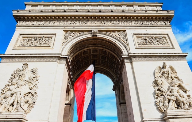 De triomfboog versierd met Franse vlag Parijs Frankrijk