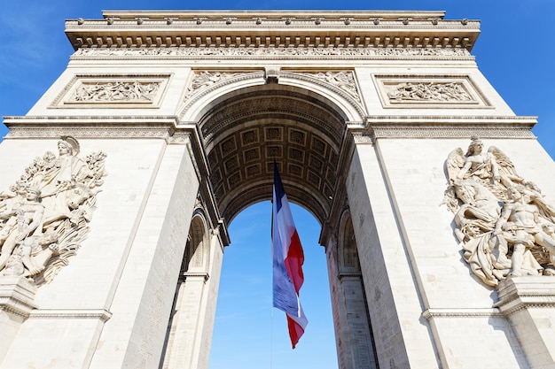 De triomfboog versierd met Franse vlag Parijs Frankrijk