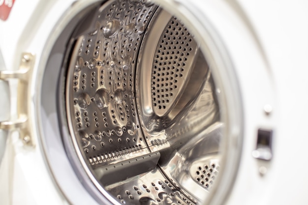 De trommel van de wasmachine is droog en schoon close-up wasmachine