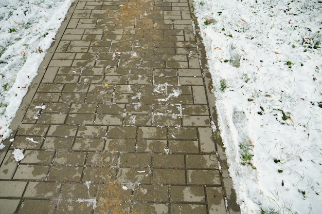 De trottoirs en wegen van de stad zijn bedekt met sneeuw en ijs De straten van de stad sneeuwvrij maken Het gebruik van een zandzoutmengsel voor de behandeling van trottoirs Gevaar tijdens sneeuwval