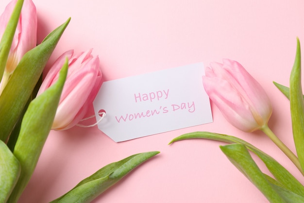 De tulpen en de Dag van Gelukkige Vrouwen op roze, sluiten omhoog