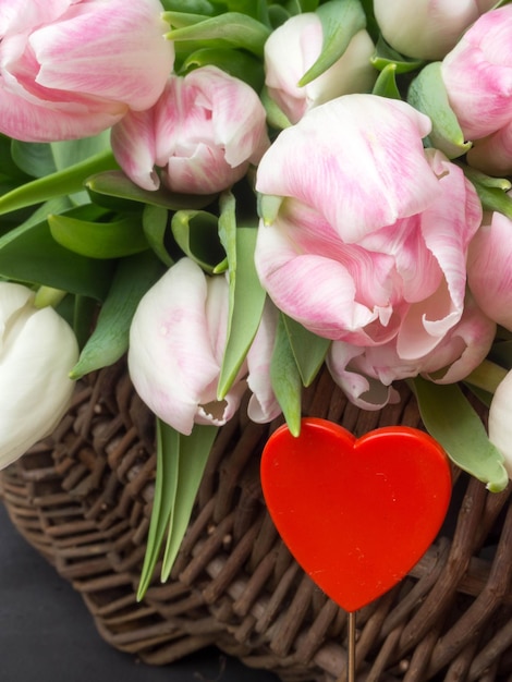 Foto de tulpen van de de lentedecoratie in een mand vage zachte mistprentbriefkaar