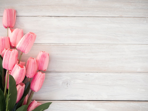 De tulpenbloemen van de lente op oude houten