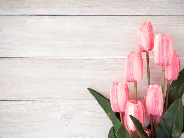 De tulpenbloemen van de lente op oude houten