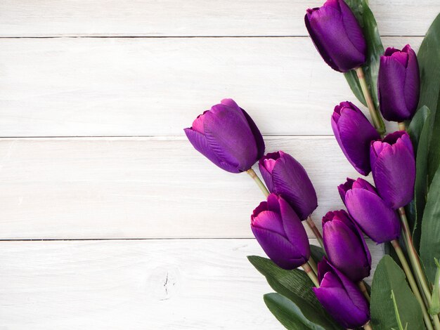 De tulpenbloemen van de lente op oude houten