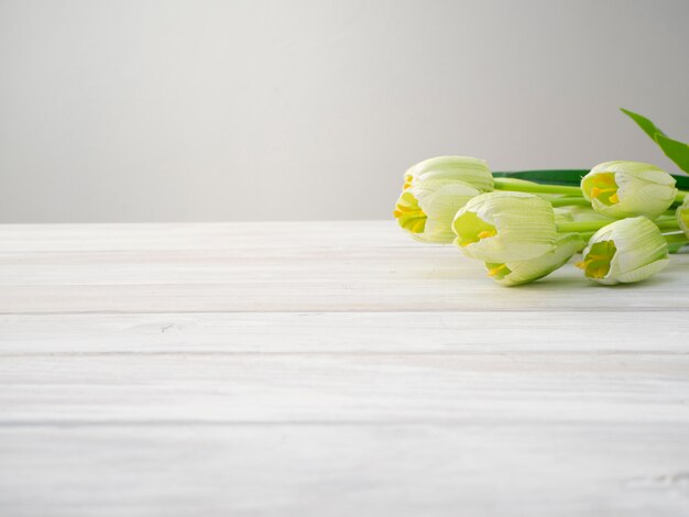 De tulpenbloemen van de lente op oude houten