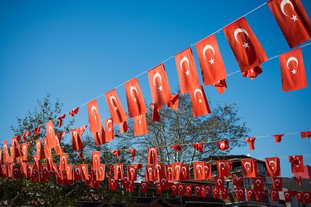 De Turkse nationale vlag hangt aan een touw op straat