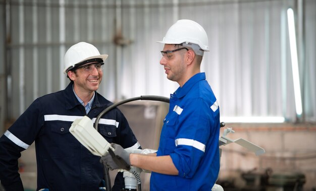 De twee ingenieurs controleren de werking van lasrobots