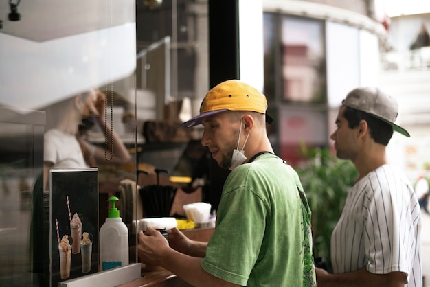 Foto de twee jongens die eten kopen in het straatcafé, lifestyle-vakantie?