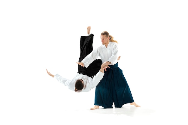 De twee mannen die vechten bij aikido trainen in een vechtsportschool