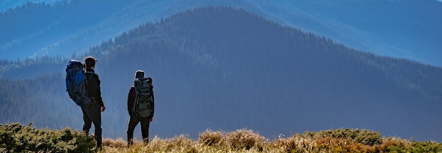 De twee mensen die op de berg staan