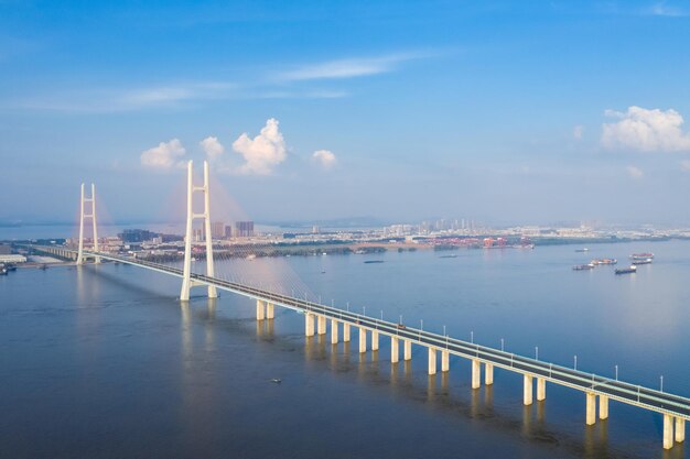 De tweede jiujiang-brug met tuibrug over de prachtige yangtze-rivier China