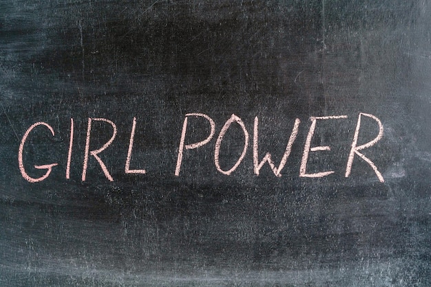 De uitdrukking "Girl power" op een zwart krijtbord.