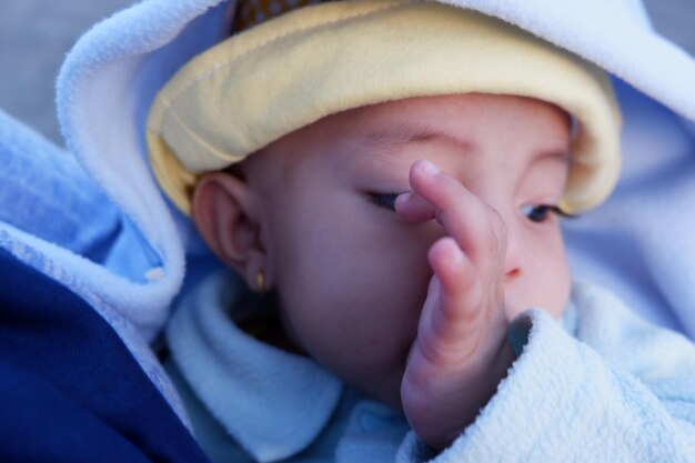 De uitdrukking van de baby wanneer hij door haar moeder wordt vastgehouden. Ze is een schattige baby.