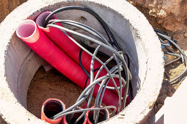 De uiteinden van de elektrische kabel in de greppel installatie van elektrische kabels Fundering voor verlichtingsstomp Elektrische bedrading voor stadsverlichting Bouwwerkzaamheden