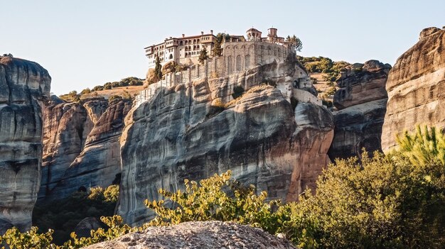 De unieke Heilige Meteora-kloosters dichtbij Kalambaka-dorp Thessalië Griekenland alternatief toerisme