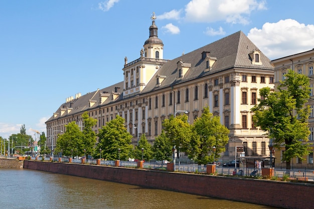 De Universiteit van Wroclaw langs de rivier de Oder