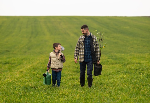 De vader en zoon lopen in het veld