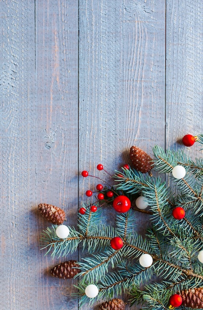 De vakantieachtergrond van Kerstmis met verticale ornamenten op rustieke houten lijst ,.