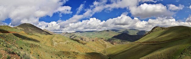 De vallei in de bergen van de Kaukasus van Armenië