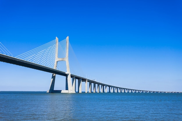 De Vasco da Gama-brug in Lissabon, Portugal. Het is de langste brug van Europa