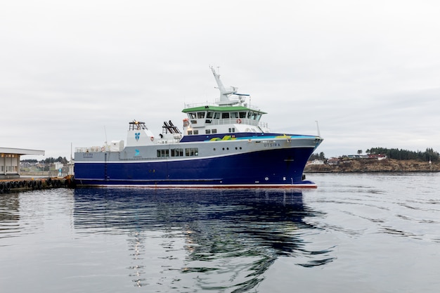 De veerboot Utsira bij de veerbootterminal in Haugesund, klaar voor zijn reis naar het kleine eiland Utsira. Scandinavië, Europa.