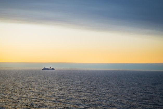 De veerboot vaart bij dageraad. Zeer mooie lucht.