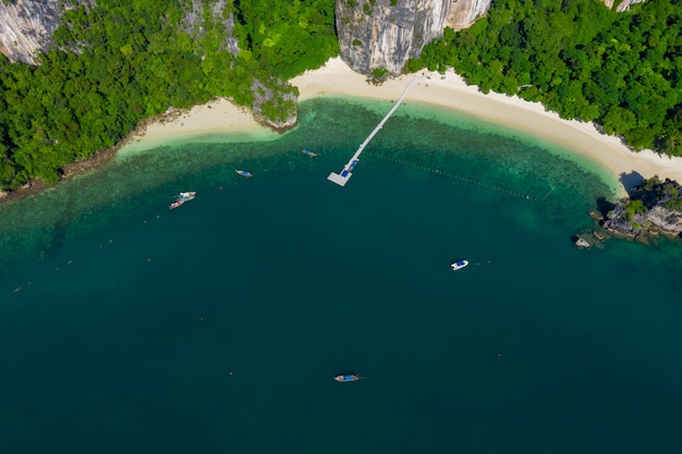 De verbazende van het het zeegezichthoogseizoen van Thailand mooie kra bi Thailand luchtmening