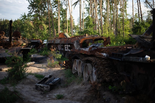 De verbrijzelde en verbrande moderne tank van het Russische leger in Oekraïne in de oorlog in