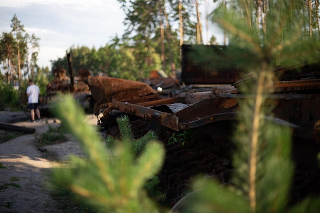 De verbrijzelde en verbrande moderne tank van het Russische leger in Oekraïne in de oorlog in