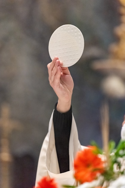 De verheffing van het sacramentele brood tijdens de katholieke liturgie