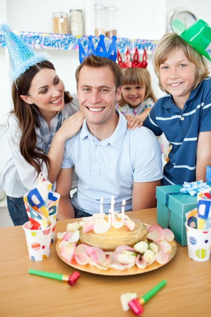 De verjaardag van de glimlachende familie het vieren vader