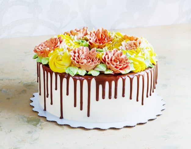 De verjaardagscake met bloemen nam op wit toe