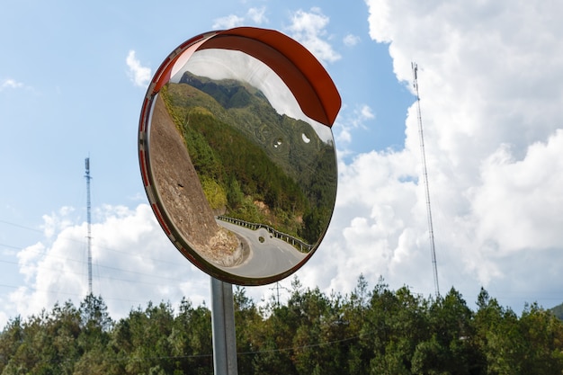 De verkeerscurvespiegel, bergweg Vietnam