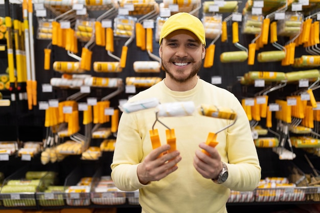 De verkoopassistent biedt een keuze uit een roller voor schilderwerk