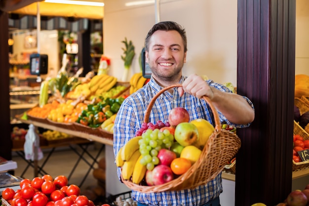 De verkoper stelt voor om rijp fruit te kopen.