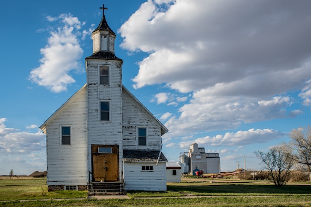 De verlaten plato united church met de plato graanelevator in plato, saskatchewan, canada