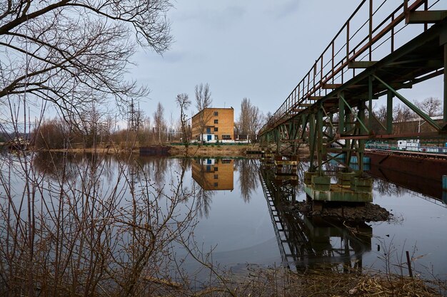 De verlaten rivierhaven in Pripyat Verlaten schepen in de rivier in de buurt van Tsjernobyl Moderne ruïnes Radioactief metaal