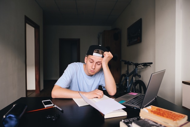 De verloskundige viel tijdens zijn studie thuis aan tafel in slaap. Huiswerk.