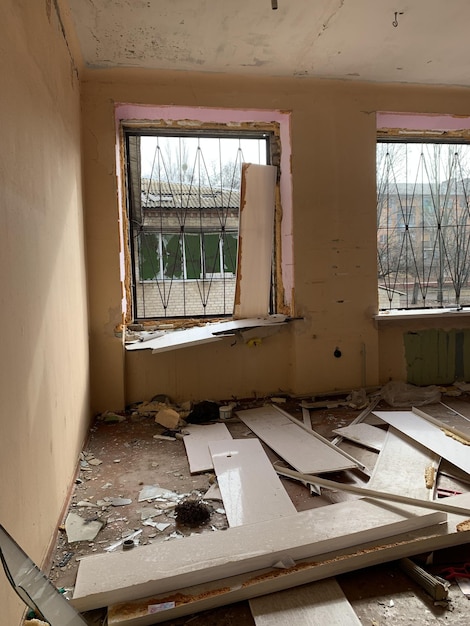 De vernieling van het interieur van het onderwijsgebouw na de raketaanval