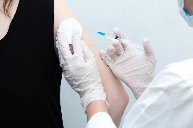 De verpleegster vaccineert de patiënt, vaccinatie