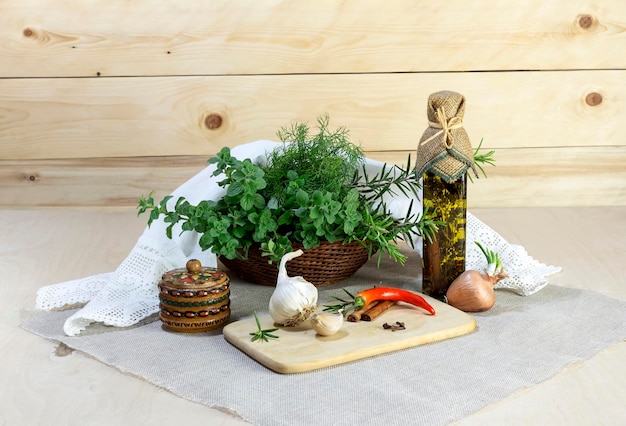 De verschillende aromatische kruiden en specerijen op een tafel close-up