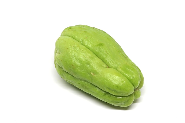 De verse chayote geïsoleerd op een witte achtergrond.