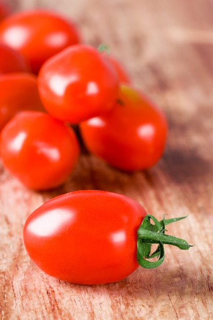 De verse close-up van de tomatenbos op houten lijst